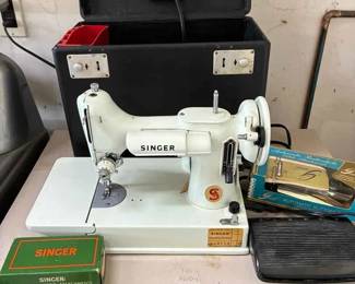 BK270Vintage White Singer 28H714 Sewing Machine With Case And Foot Control Pedal