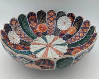 Japanese Ko-Imari / Arita Chrysanthemum-Form Bowl, Edo Period, circa 1700