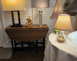 Dropleaf table lamps and pig