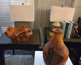 beautiful natural wood decoe with two end tables and matching lamps