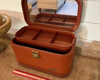 A56 - $40. Vintage Lady Baltimore Starline Train case vanity box with mirror. Very good vintage condition!