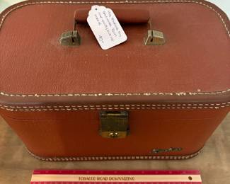 A56 - $40. Vintage Lady Baltimore Starline Train case vanity box with mirror. Very good vintage condition!