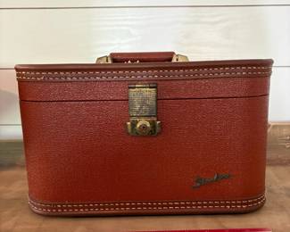 A56 - $40. Vintage Lady Baltimore Starline Train case vanity box with mirror. Very good vintage condition!