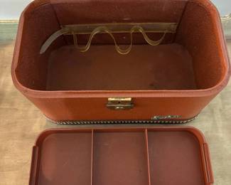 A56 - $40. Vintage Lady Baltimore Starline Train case vanity box with mirror. Very good vintage condition!