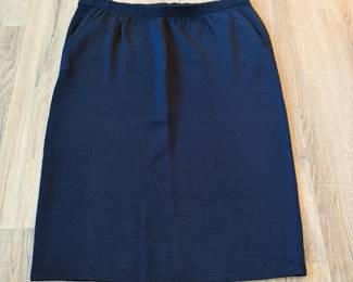 A98 - $45. St. John Knit Skirt. Size 8.
