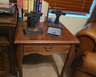 Oak single-drawer end table