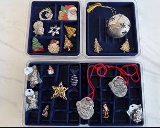 Lot 8994 ChristmasHoliday Pins Brooches Jewelry Organizer Trays