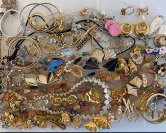 Lot 8992 Costume Jewelry