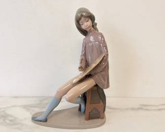 Lot 8912 Nao by Lladro Little Girl Painter Porcelain Figurine