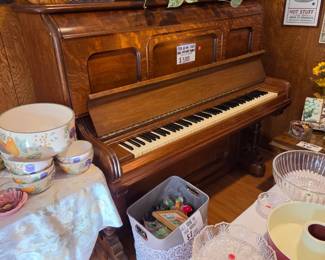 1908 BEHR piano tiger oak wood, in excellent condition. 
