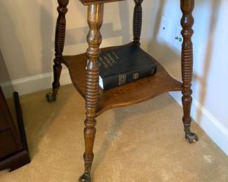 Antique Victorian quarter-sawn tiger oak parlor lamp table