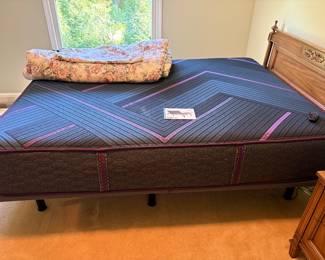 Never used Beautyrest World Class Level Three Hybrid mattress