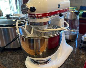 Beautiful Kitchen Aid mixer. Like new!