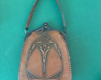 1900 Turnlock leather handbag in excellent condition 