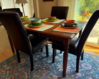 Very nice wooden table with 4 leather chairs
