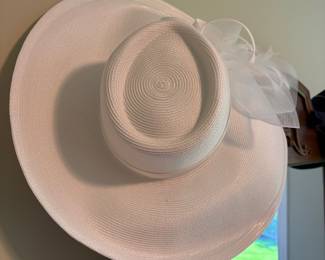 Elegant white wide-brim formal dress hat. Perfect for the Kentucky Derby or other fascinating occasion