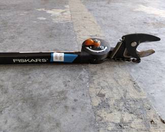 Fiskars Pruning Stik Fixed-Pole Tree Pruner with Pivoting Head
