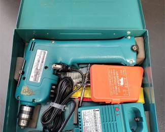 Makita 6012HD 9.6V Cordless Driver Drill with DC9100 Charger in Metal Case