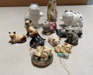 Neil Eyre Designs Cat and Bee Bud Vase with Cat Figurines and Kitten Ornaments