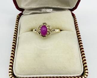 10K Yellow Gold Fuchsia Star Sapphire Cabochon Ring