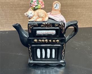 Cardinal Inc. Ceramic Old-Time Radio Novelty Teapot with Sleeping Cat