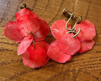 Vintage Dyed Seashell Screw-Back Earrings