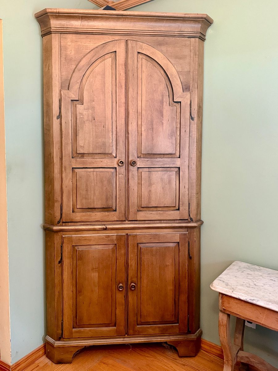 ASSORTMENT OF VINTAGE FURNITURE 