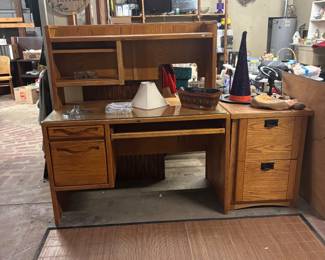 SOLID WOOD OAK DESK & MATCHING FILE CABINET