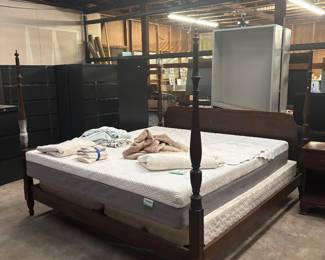 FOUR POSTER KING SIZE BED & MATTRESS