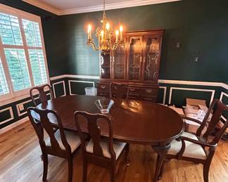 Matching dining room table and hutch in new condition