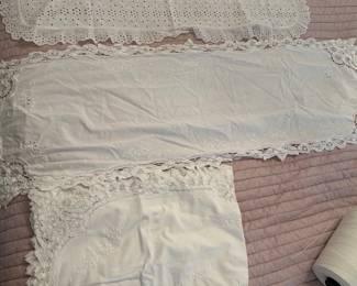 Vintage table runner linens 