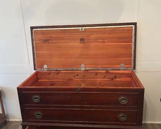 Lane cedar chest/blanket chest 