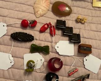 Bakelite rings and pins/accessories 