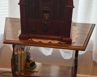 General Electric Model 7-4100 JA Retro Cathedral Am/Fm radio