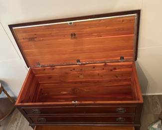 Lane cedar chest/blanket chest 
