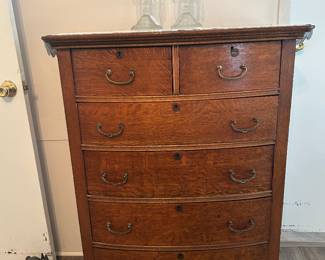 Vintage oak wood dresser (handle in drawer)