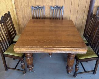 Table- Extends and 4 chairs