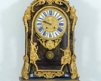 LOT 02 – French, late 17th–18th c. Louis XIV Bracket Clock, in manner of Boulle. French late 17th-18th c. bracket clock in the manner of Boulle, with marquetry, gilt bronze mounts and gilded figures surround the face and framework of the clock, with a beautiful gilded angel on top, above the dial. Stunning and very unique craftsmanship and artistry on all levels. In working order, with hour and quarter-hour striking.