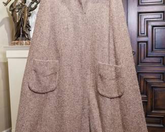 LOT 68 – Vintage Full-Length Wool Tweed Cape. A full-length taupe wool tweed cape with a broad collar and front pockets, purchased at a speciality boutique in New York City. Approx. Size M or an ~8 to 8/10; Approx. Measurements: Waist: 30”, Bust: 36, Hips: 36.