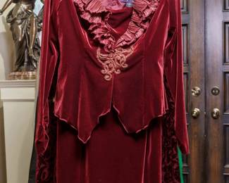 LOT 67 – Exceptional Burgundy Velvet Concert Gown & Vintage Evening Ensemble. A magnificent burgundy velvet full-length concert gown, featuring a graceful gathered mini-train that creates an elegant flowing effect at the back. A beautifully textured satin-like ruffled and ruched hem adds dimension and movement to the rich velvet. The gown is accompanied by a matching satin-like ruffled-collar jacket, featuring flowing velvet long sleeves and an exquisite swirling appliqué design beneath the V-shaped collar opening. Designed by famous fashion and costume designer Margi Kent. Sold as a full ensemble set. • Approx. Size ~8 to 8/10; Approx. Measurements: Waist: 30”, Bust: 36, Hips: 36. • Owner’s note: the gowns can be adjusted in size; there is plenty of fabric in the seams.