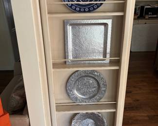 Decorative serving dishes 