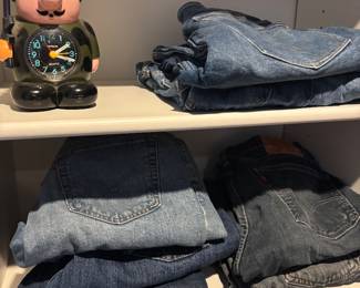 levi mens jeans, average size. I believe 33x32