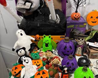 Beanie babies, Halloween decos 