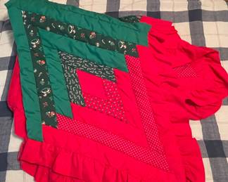 VINTAGE HANDMADE QUILTED CHRISTMAS TREE SKIRT
