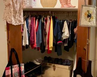 WOMEN’S CLOTHING, TRUNK
