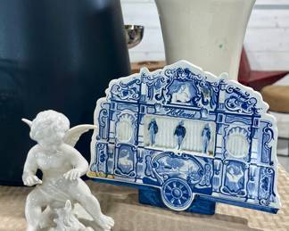 HANDPAINTED DELFT BLUE PORCELAIN MUSIC BOX