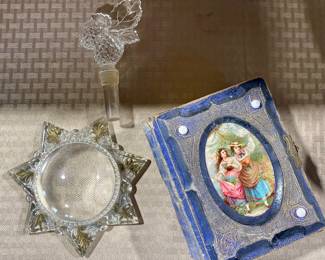 ANTIQUE VICTORIAN GOOFUS GLASS MOUNTING STAR MEMORIAL MAGNIFIER, VICTORIAN ERA PHOTO ALBUM WITH BLACK & WHITE PHOTOS INSIDE