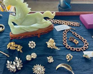 VINTAGE BROOCHES