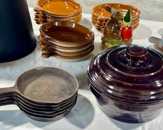 CAST IRON MINI SKILLETS, BROWN STONEWARE COVERED ROASTER