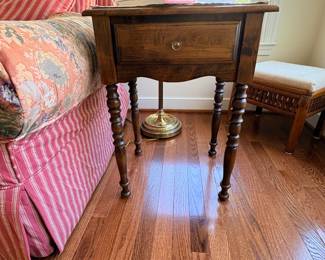 Pine end table with drawer and turned legs